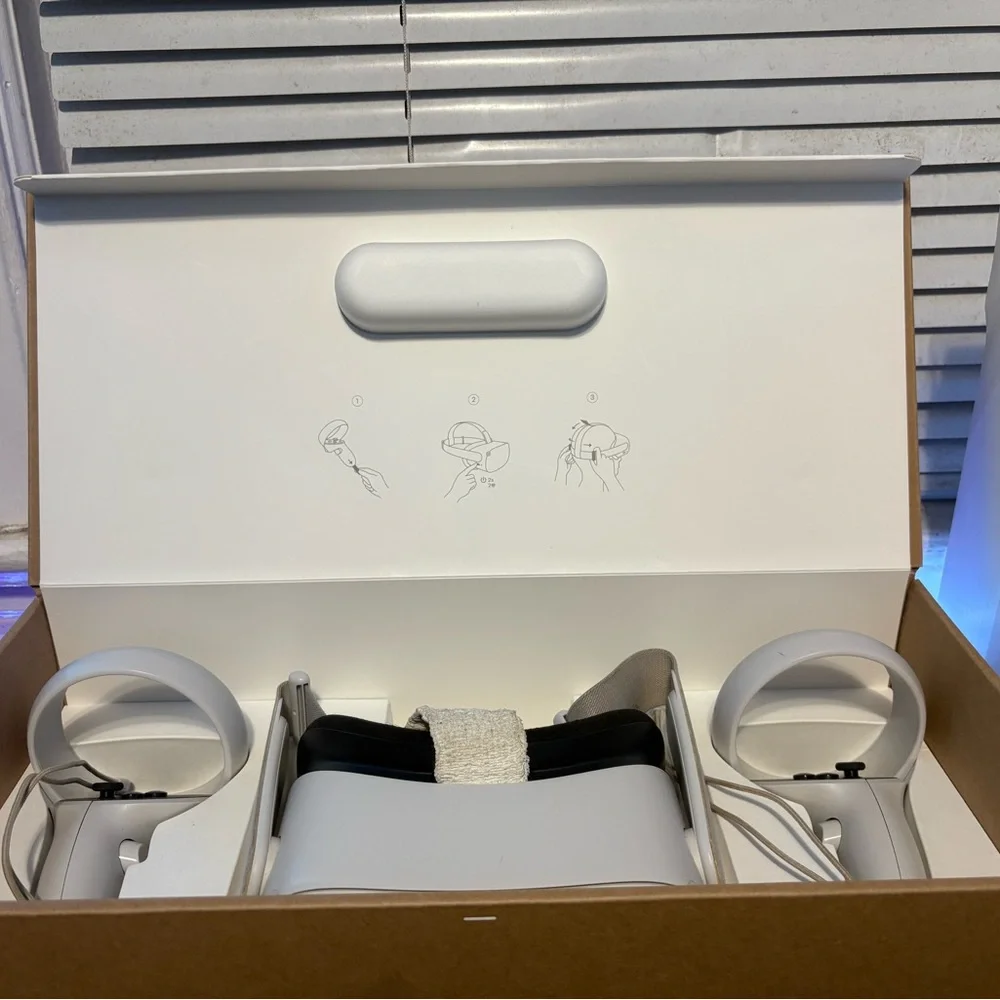Oculus Quest 2 VR Set in White
